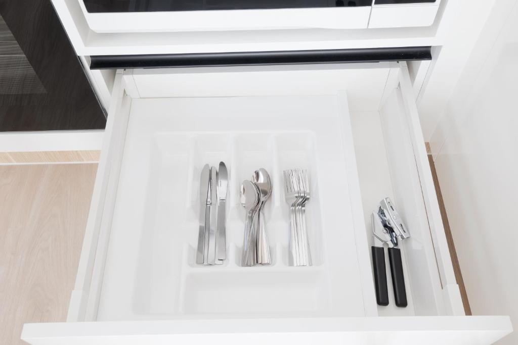 Stylish 4BR Home, Netflix, Walk to Eateries and Schools