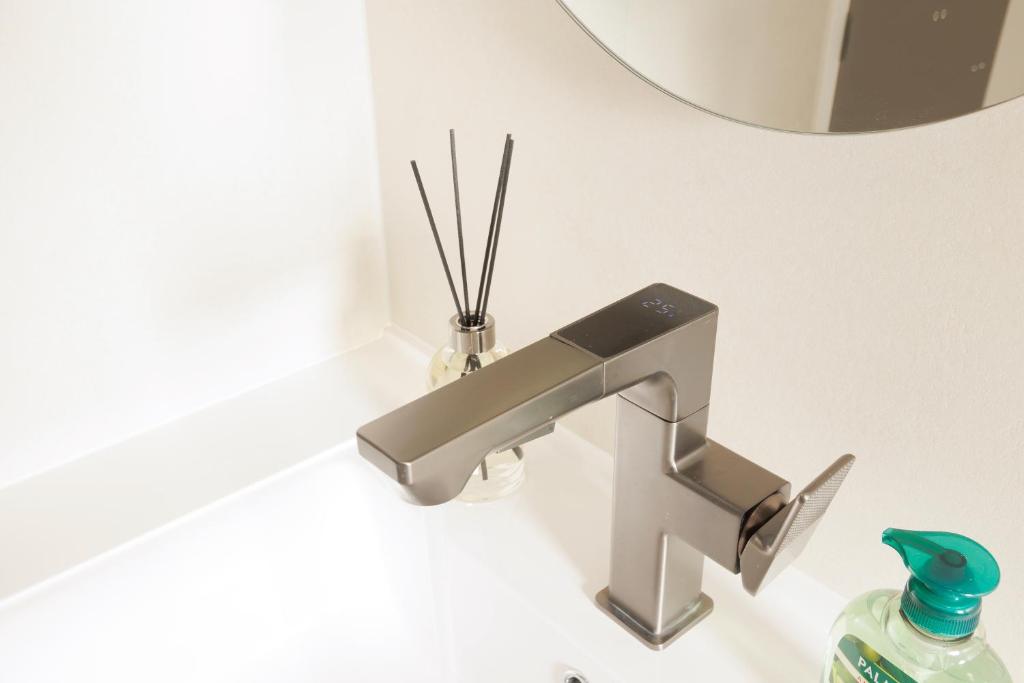 Stylish 4BR Home, Netflix, Walk to Eateries and Schools - Resim 37