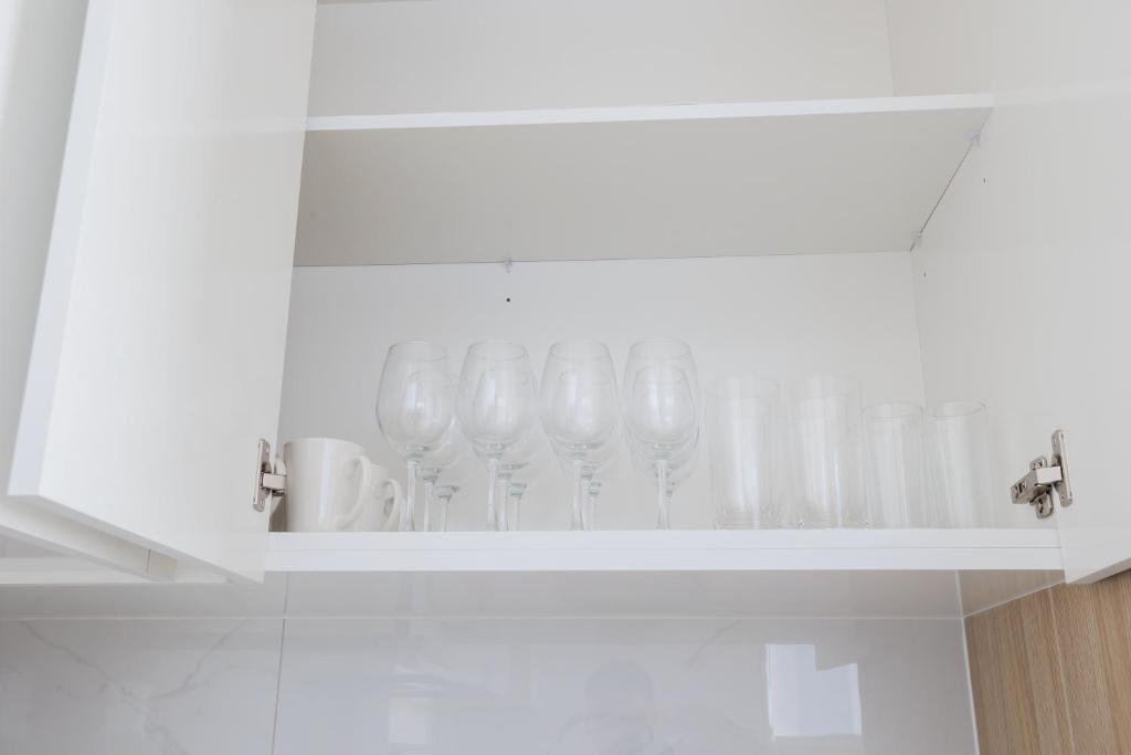 Stylish 4BR Home, Netflix, Walk to Eateries and Schools - Resim 32