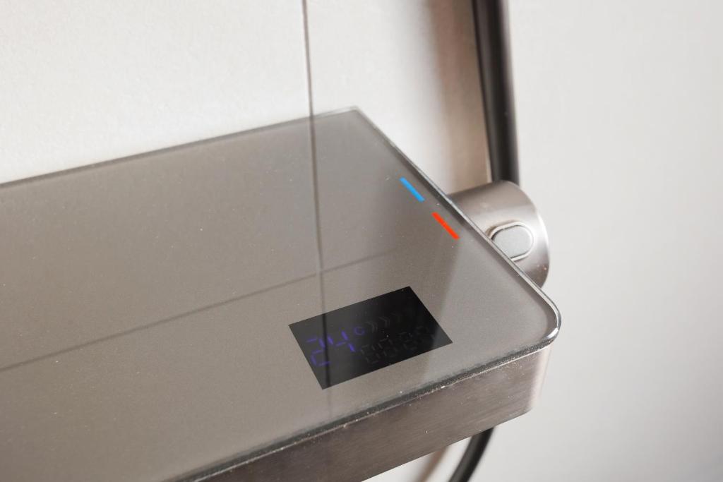 Stylish 4BR Home, Netflix, Walk to Eateries and Schools - Resim 31