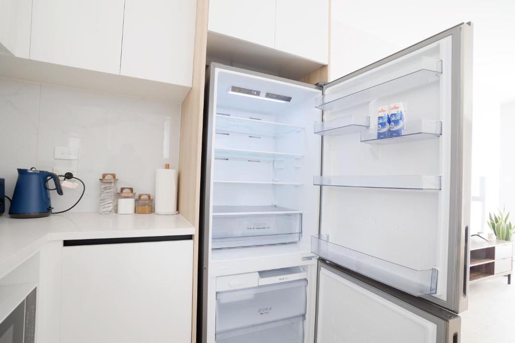 Stylish 4BR Home, Netflix, Walk to Eateries and Schools - Resim 20