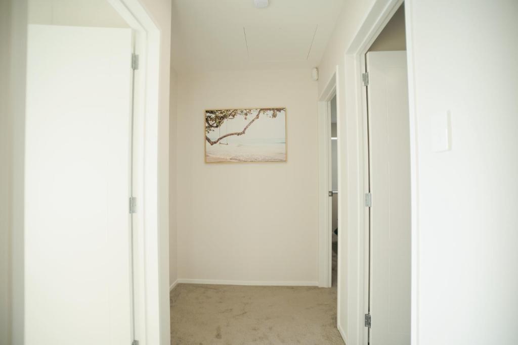 Stylish 4BR Home, Netflix, Walk to Eateries and Schools - Resim 16