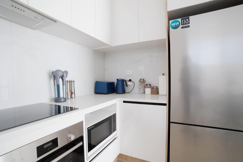 Stylish 4BR Home, Netflix, Walk to Eateries and Schools - Resim 12