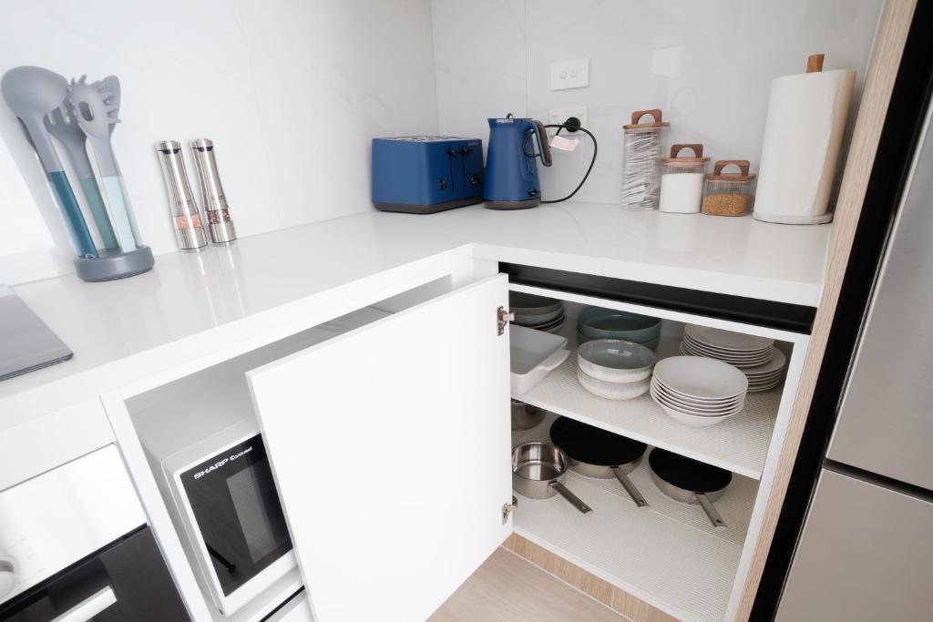 Stylish 4BR Home, Netflix, Walk to Eateries and Schools - Resim 13