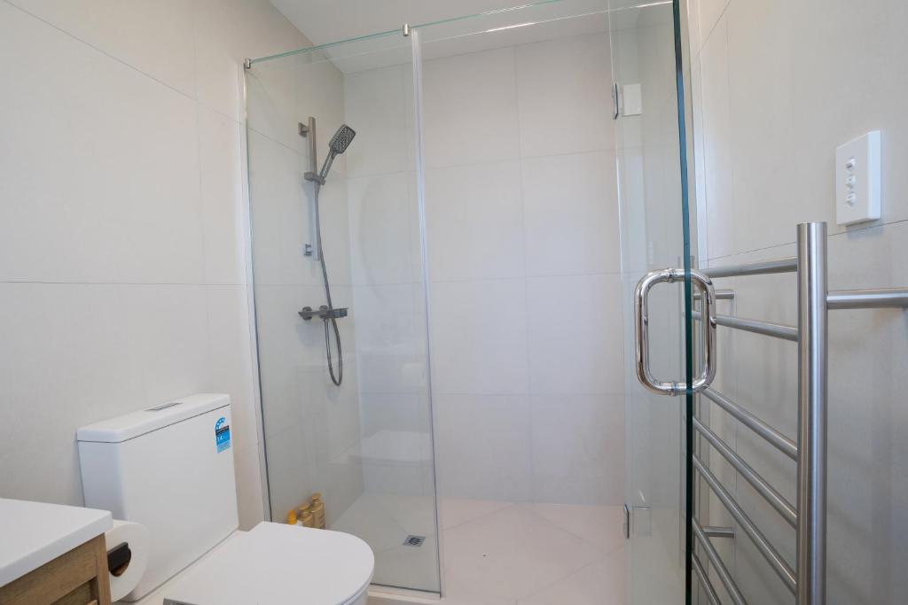 Stylish 4BR Home, Netflix, Walk to Eateries and Schools - Resim 19