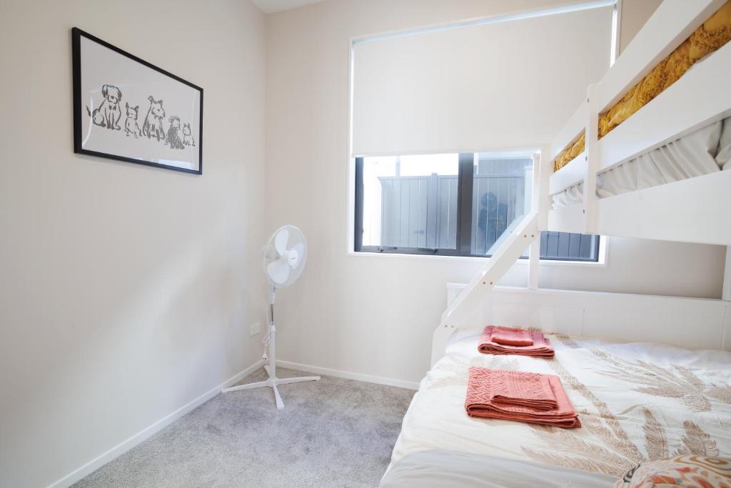 Stylish 4BR Home, Netflix, Walk to Eateries and Schools - Resim 30