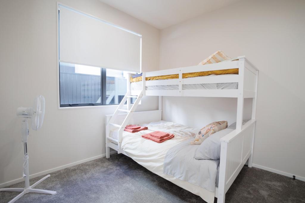 Stylish 4BR Home, Netflix, Walk to Eateries and Schools - Resim 7