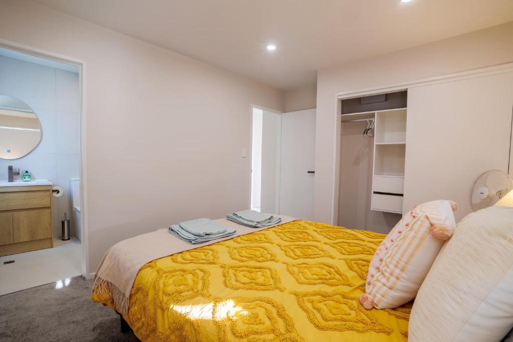 Stylish 4BR Home, Netflix, Walk to Eateries and Schools - Resim 24