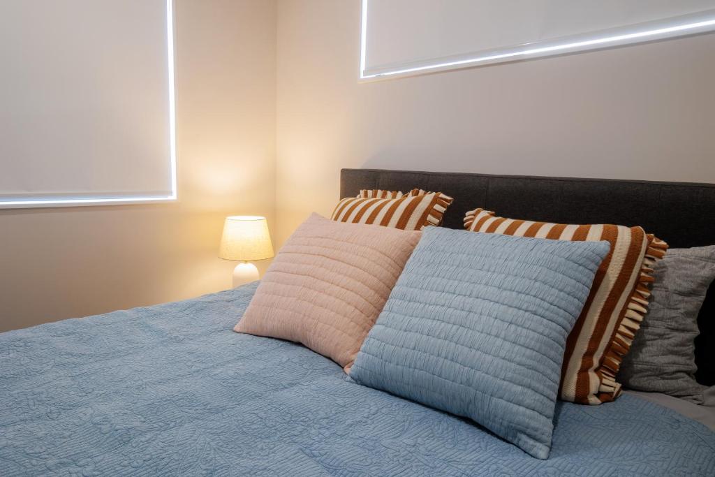 Stylish 4BR Home, Netflix, Walk to Eateries and Schools - Resim 27