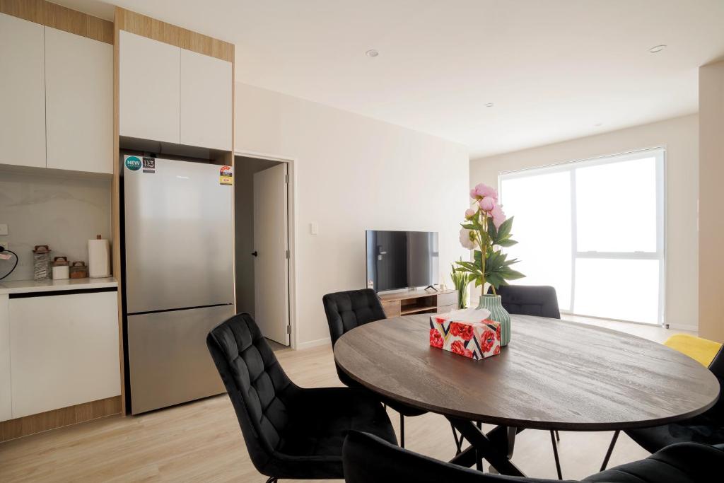 Stylish 4BR Home, Netflix, Walk to Eateries and Schools - Resim 36