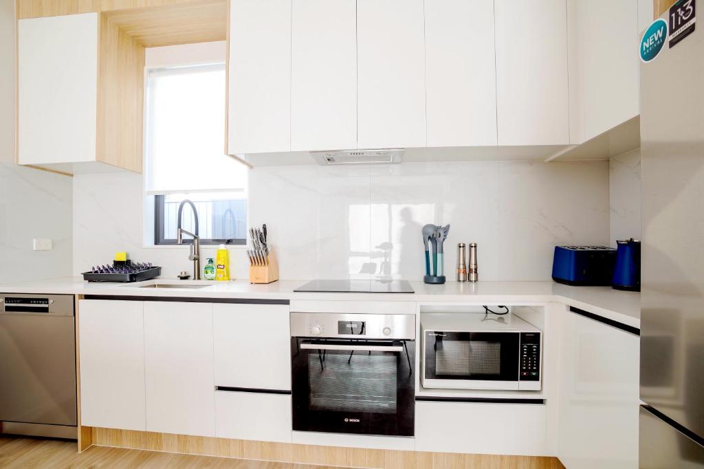 Stylish 4BR Home, Netflix, Walk to Eateries and Schools - Resim 42