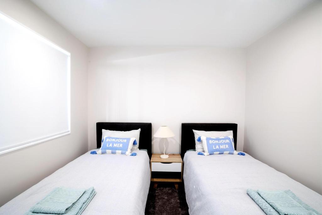 Stylish 4BR Home, Netflix, Walk to Eateries and Schools - Resim 41