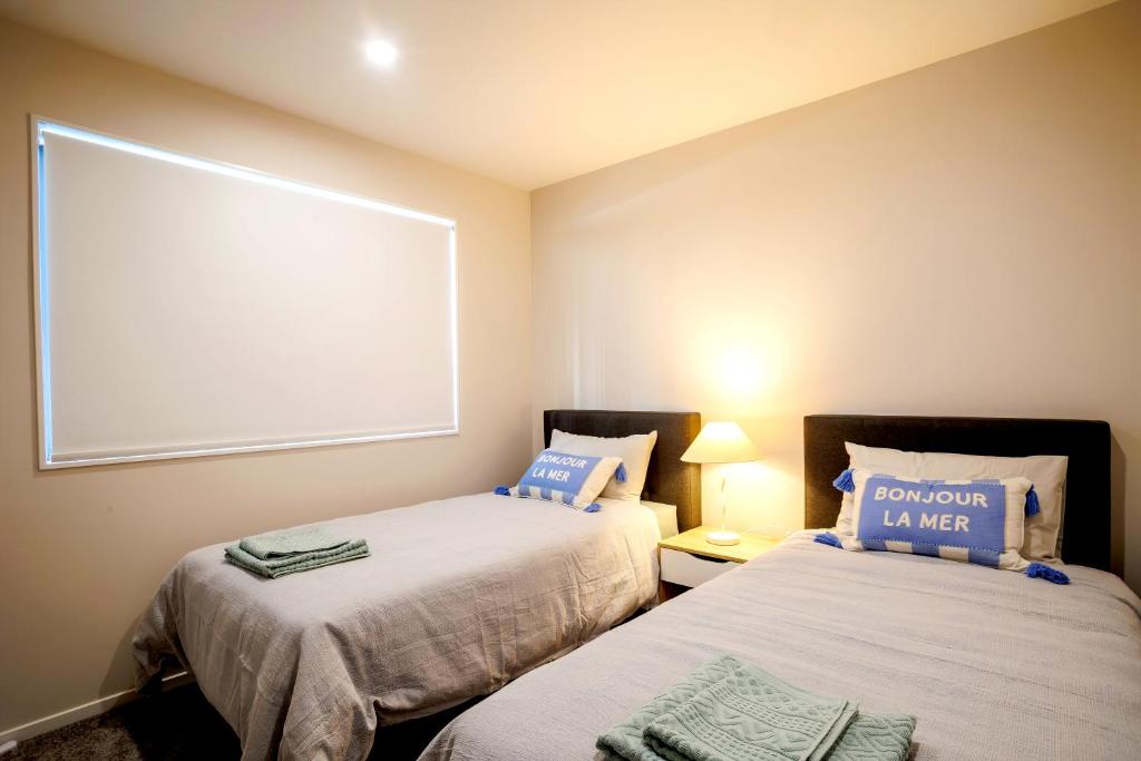 Stylish 4BR Home, Netflix, Walk to Eateries and Schools - Resim 38