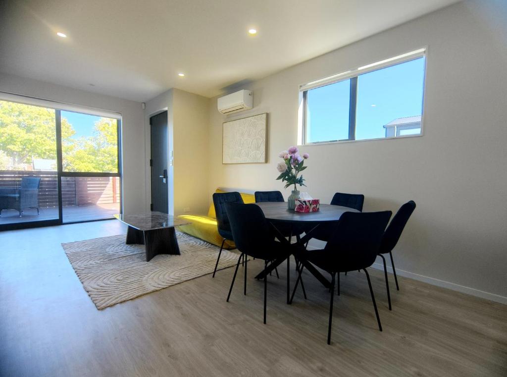 Stylish 4BR Home, Netflix, Walk to Eateries and Schools - Resim 4