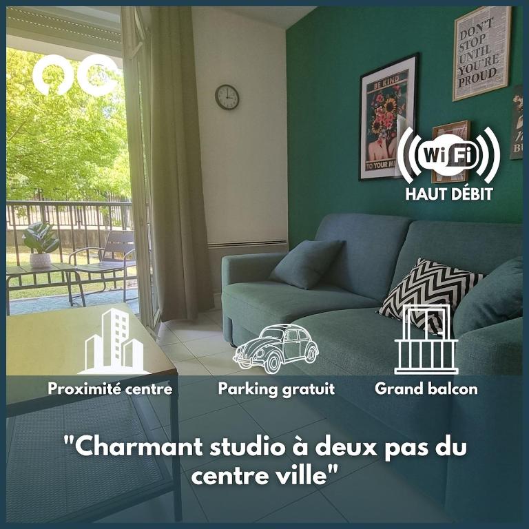 un salon avec un canapé et une fenêtre dans l'établissement Le St Gilles - Près Centre - Terrasse - Parking, à Orthez