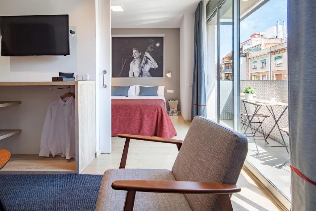 A television and/or entertainment centre at Habitat Apartments Hot Jazz