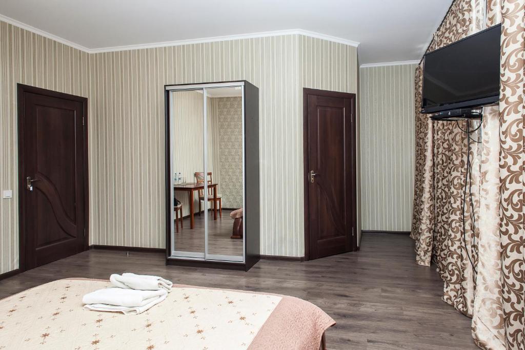 TV a/nebo společenská místnost v ubytování Chyhorinskyi Hotel
