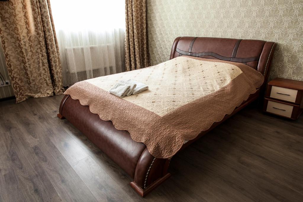 1 dormitorio con 1 cama con manta y ventana en Chyhorinskyi Hotel en Kiev