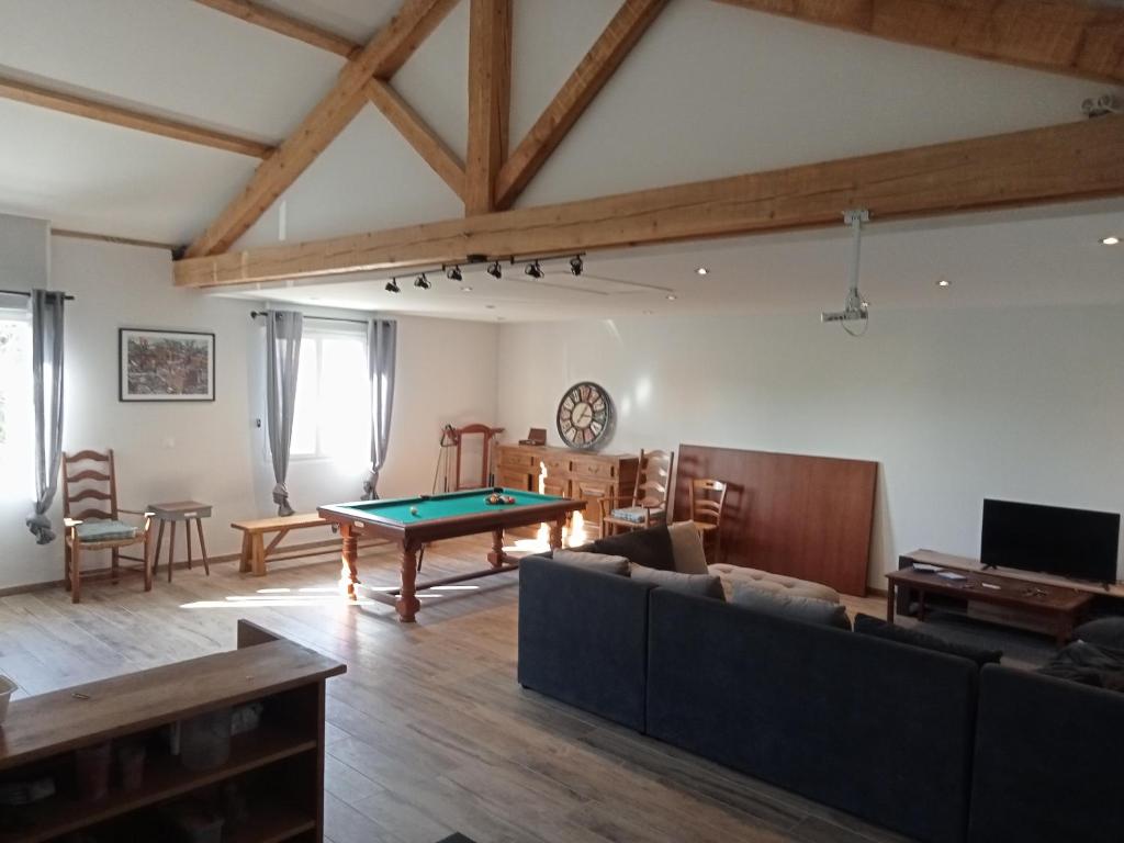 un salon avec une table de billard dans l'établissement Large home for family or friends, à Saint-Pierre-Eynac