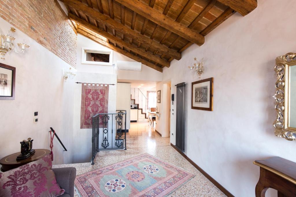 ヴェネツィアにあるCà Manzoni Apartment with Terraceの白い壁と木製の天井の廊下