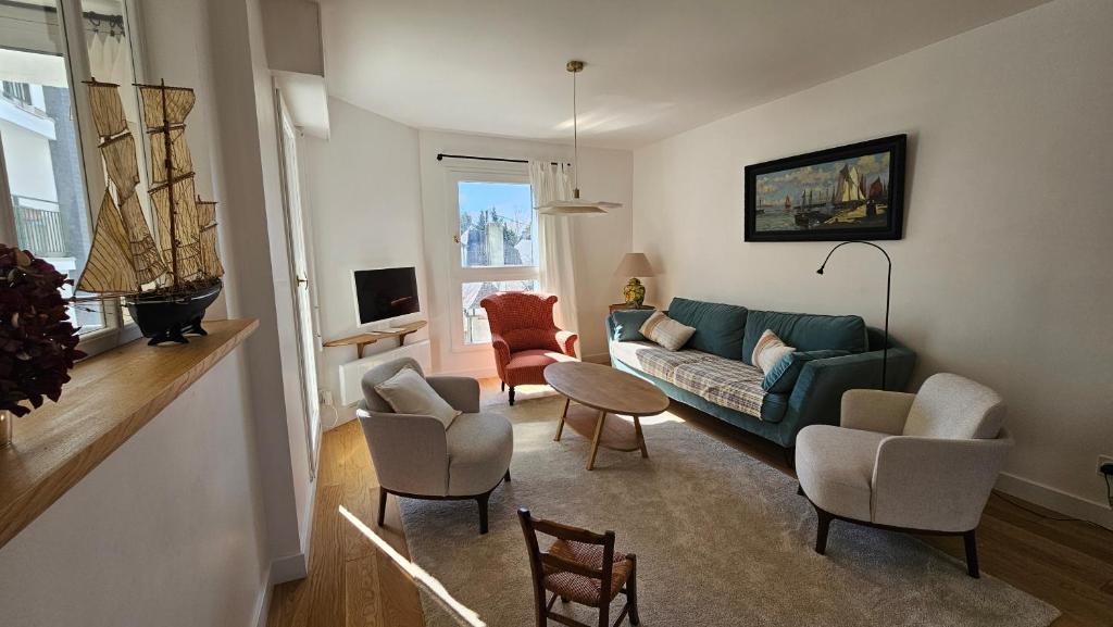 un salon avec un canapé, des chaises et une table dans l'établissement Les Remparts - 250 m from port - WiFi - Parking - Calme, à Vannes
