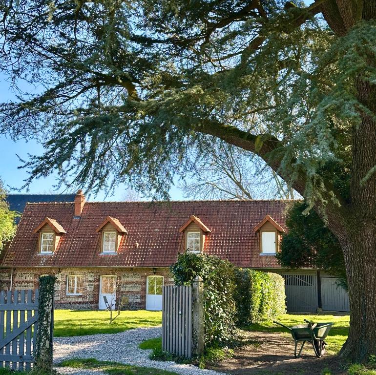 une grande maison en briques avec un arbre en face de celle-ci dans l'établissement Le hameau Maison de Campagne, à Varengeville-sur-Mer