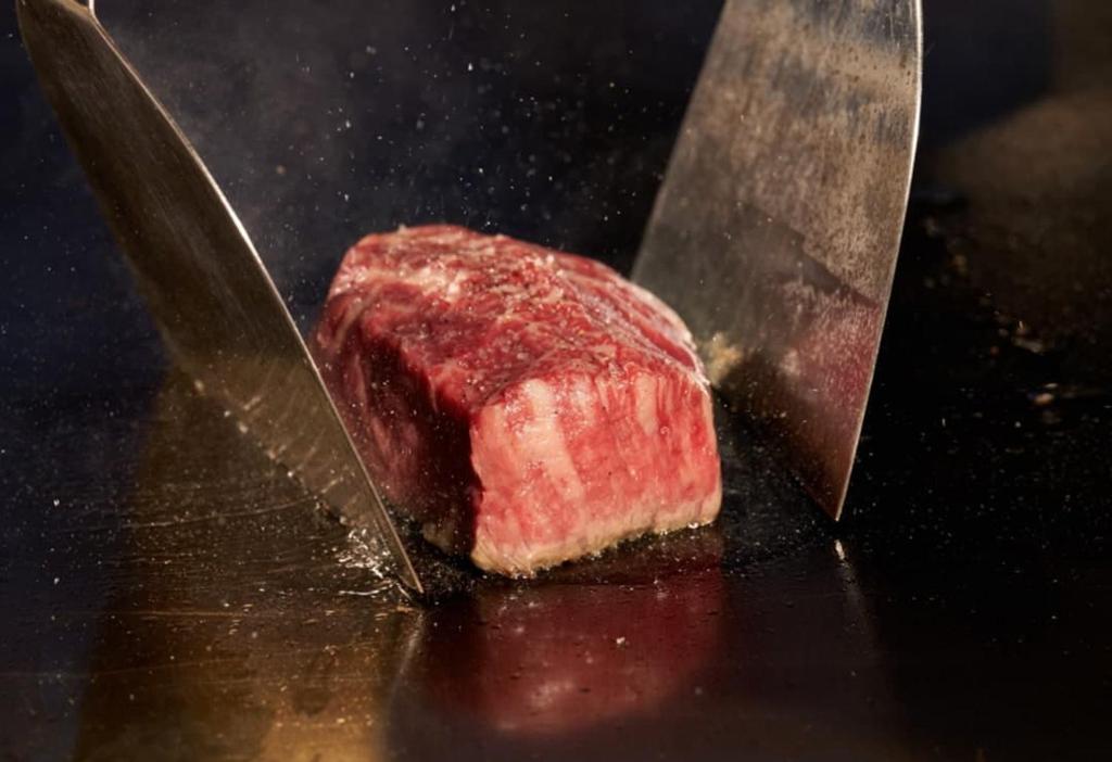 鎌倉市にあるWeBase KAMAKURAの包丁で切り取られた肉
