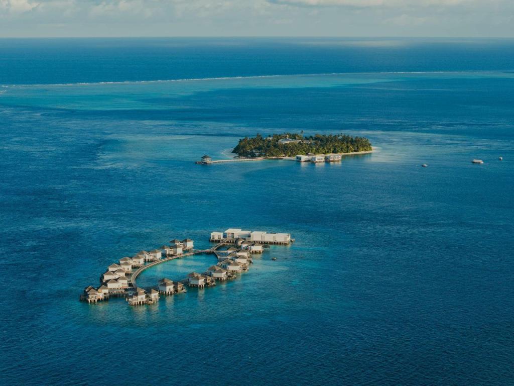 加弗阿利夫环礁Raffles Maldives Meradhoo的海洋中的一个岛屿，岛上有一组房屋