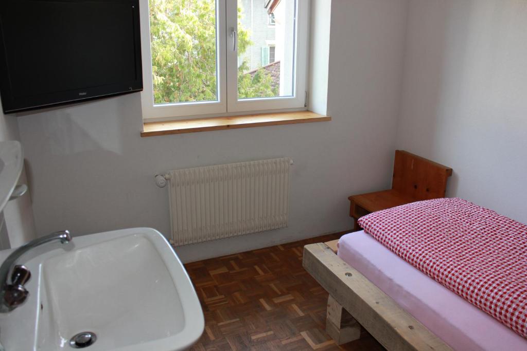 Una cama o camas en una habitación de Hirschen B&B