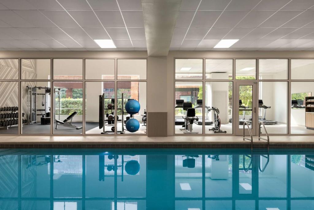 Fitness centrum a/nebo fitness zařízení v ubytování DoubleTree by Hilton New York-LaGuardia