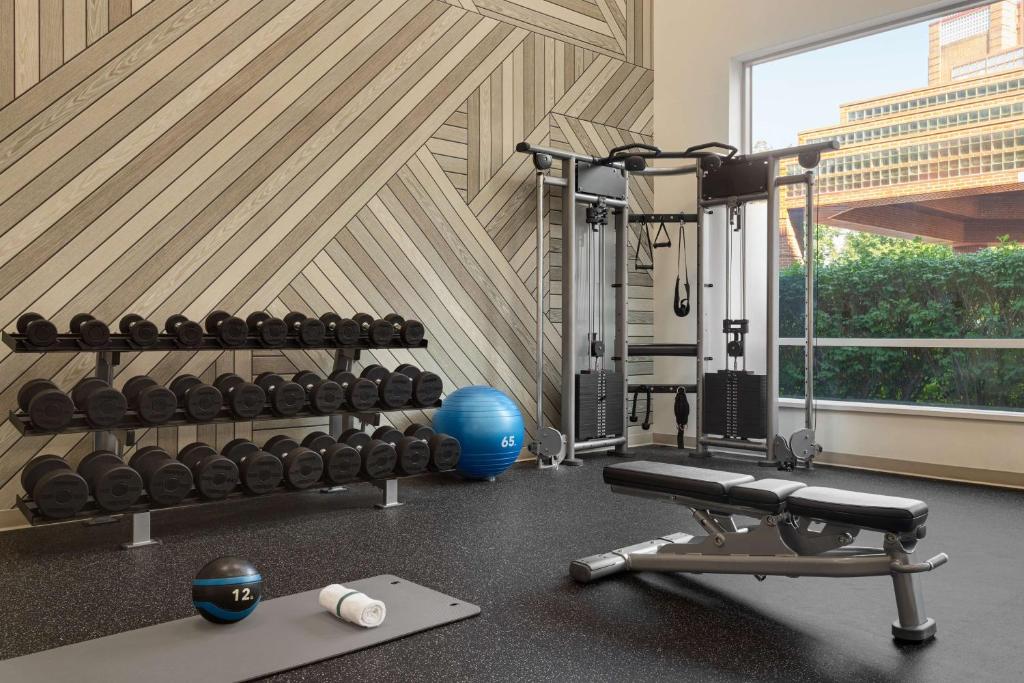 Fitness centrum a/nebo fitness zařízení v ubytování DoubleTree by Hilton New York-LaGuardia