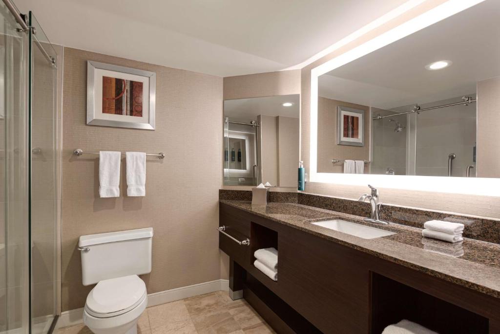 Koupelna v ubytování DoubleTree by Hilton New York-LaGuardia
