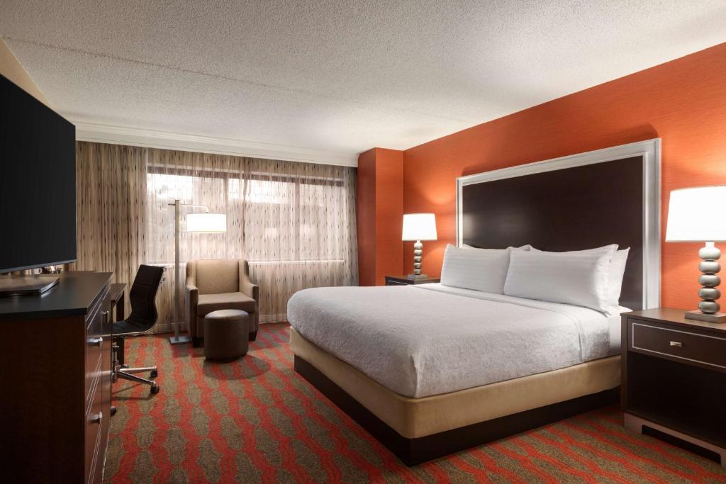 Postel nebo postele na pokoji v ubytování DoubleTree by Hilton New York-LaGuardia