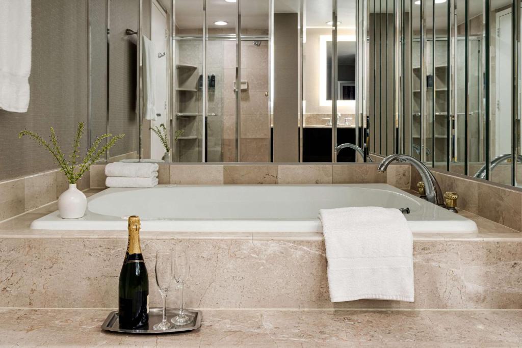Koupelna v ubytování DoubleTree by Hilton New York-LaGuardia