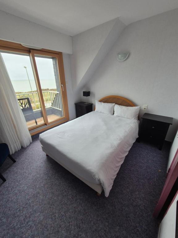 Postel nebo postele na pokoji v ubytování Hôtel l'Albatros