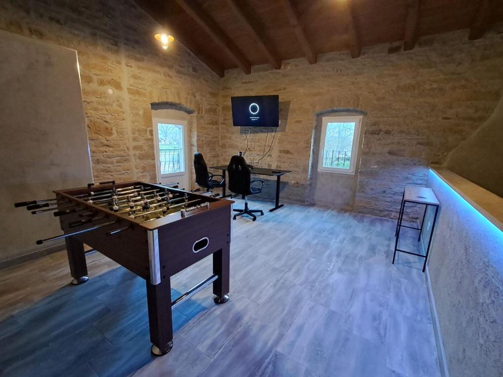 Pokój gier w obiekcie Villa Zoro with a lovely garden and a private POOL in the middle of Istria
