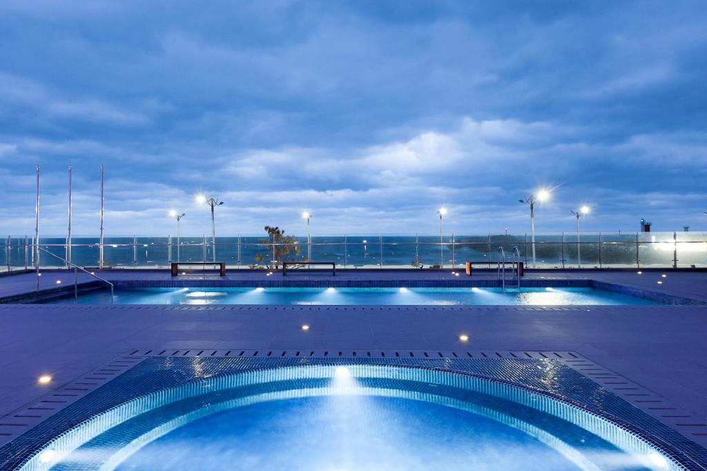 Bazén v ubytování Hotel Regent Marine The Blue nebo v jeho okolí