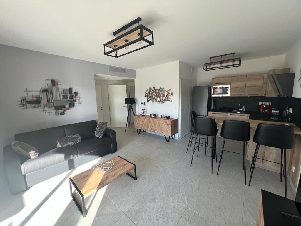 un salon avec un canapé et une table dans l'établissement T2 neuf tout équipé ! Climatisation, wifi, parking privatif, à Saint-Mandrier-sur-Mer