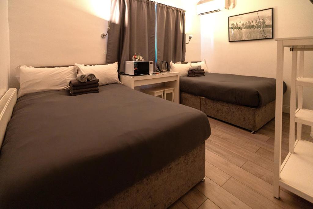 Llit o llits en una habitació de Abbey Point Hotel