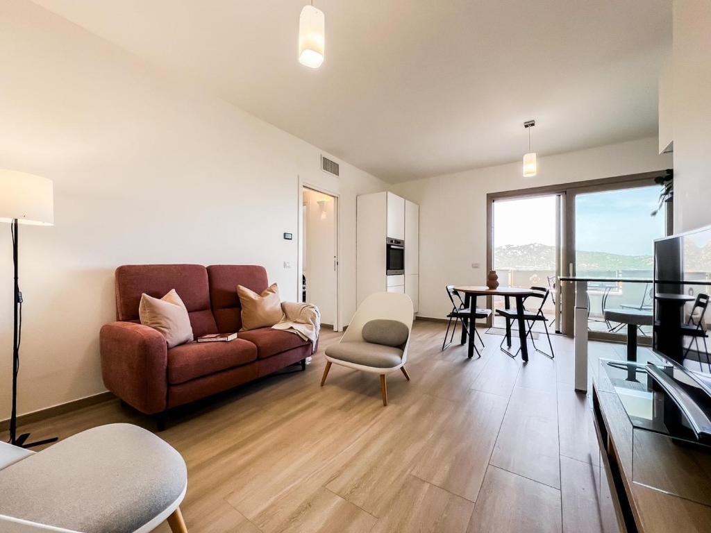 ein Wohnzimmer mit Sofa und Tisch in der Unterkunft Francoforte 10 in Olbia