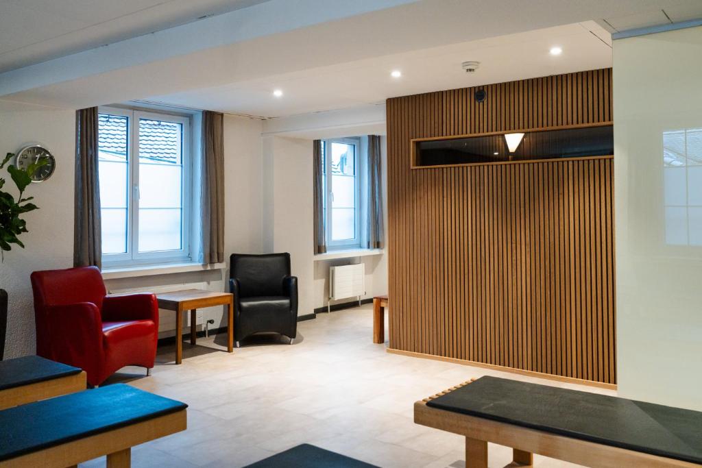 TV a/nebo společenská místnost v ubytování HotelChur.ch