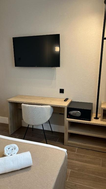 TV a/nebo společenská místnost v ubytování Hotel MLC San Sebastian