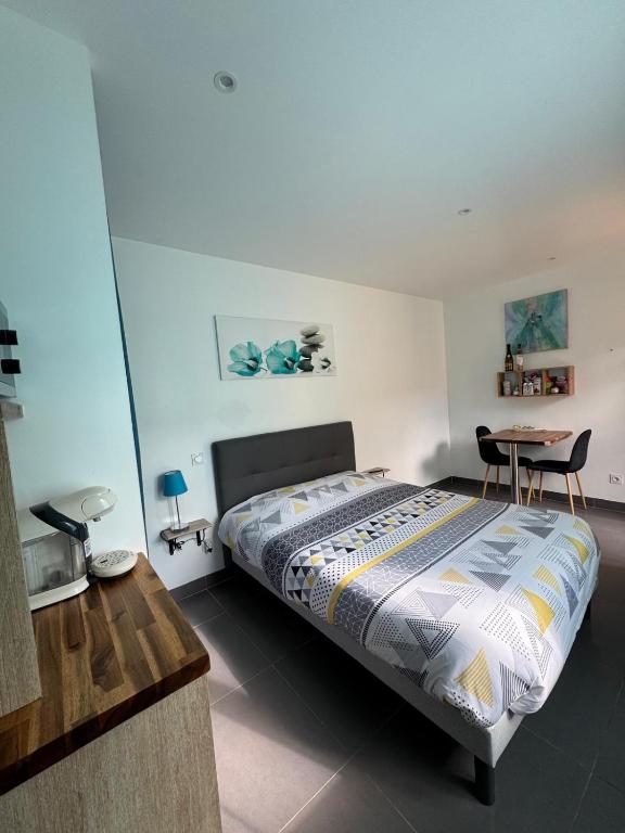 une chambre avec un lit et une table dedans dans l'établissement Chambre d'hôte, à Cucugnan