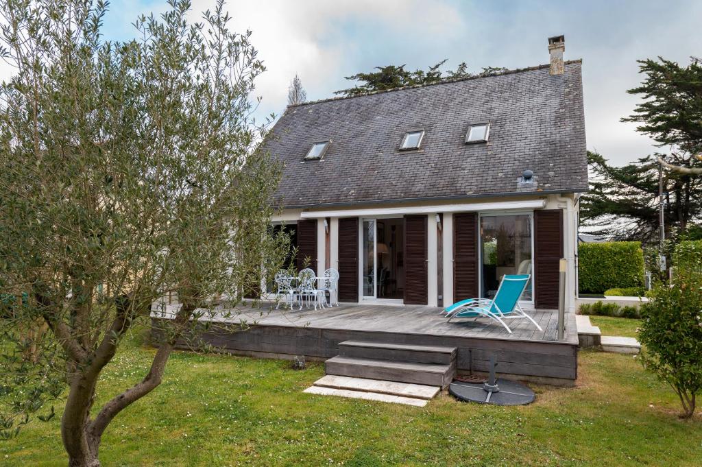 a house with a deck and chairs on it at Maison de vacances esprit maritime in Damgan