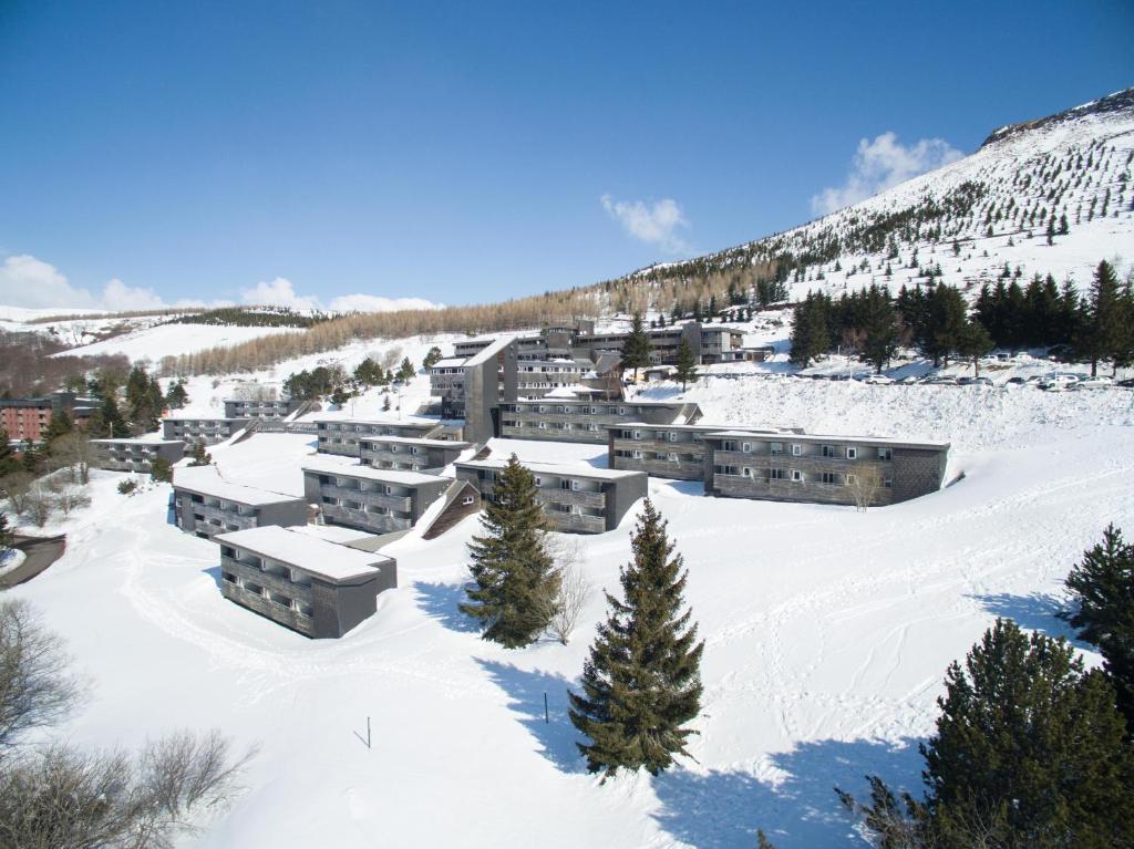 シュペール・ベスにあるBelambra Clubs Superbesse - Le Chambourguetの雪の中のリゾートのアリアルビュー