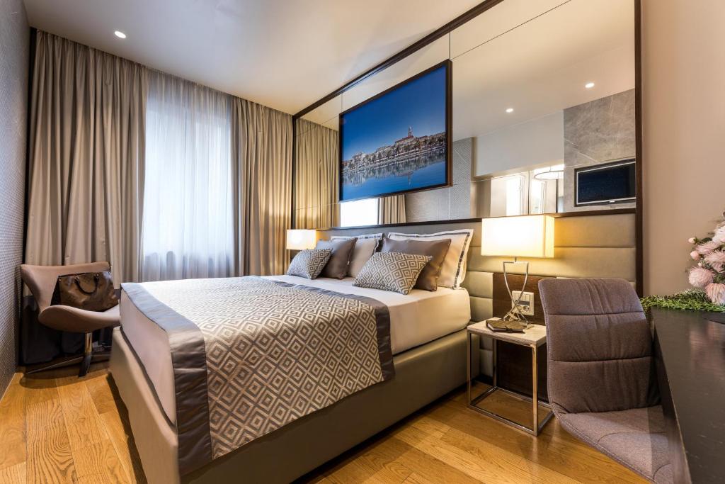 a hotel room with a bed and a tv at Fortuna Luxury Rooms 1 in Split