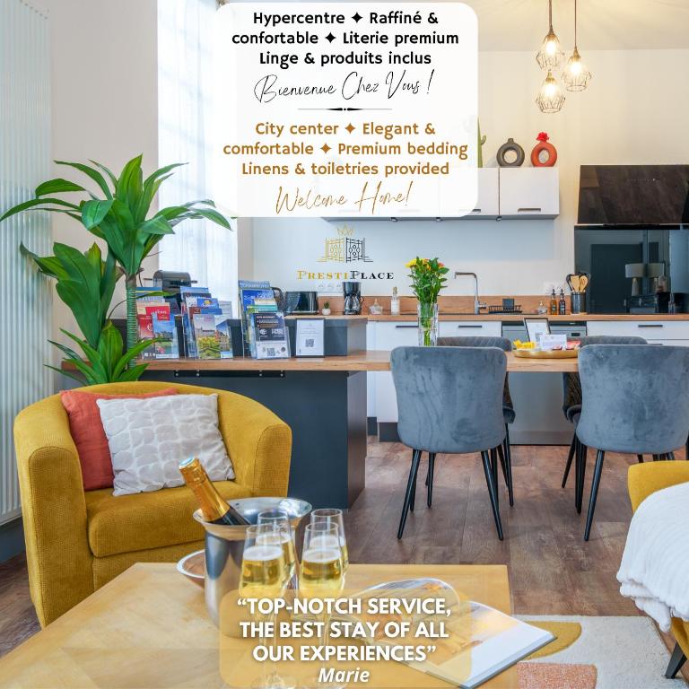 un salon avec une table et des chaises et une cuisine dans l'établissement La Plume de Colbert - By PrestiPlace, à Tours