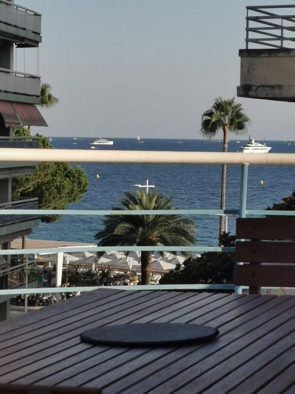 un objet noir assis au-dessus d'une table à côté de l'océan dans l'établissement Juan-les-Pins, superbe studio vue mer grande Terrace cuisine séparée, à Antibes