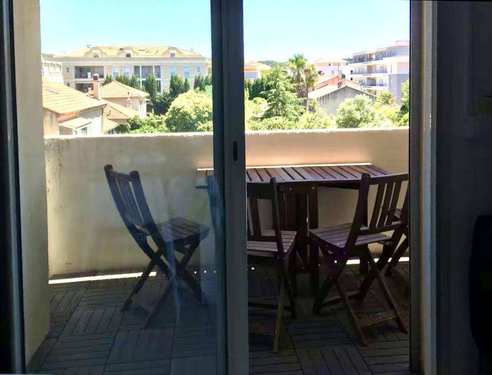une table et des chaises sur un balcon avec vue dans l'établissement APPARTEMENT T2 4 Personnes sur LA LONDE LAL300-031, à La Londe-les-Maures