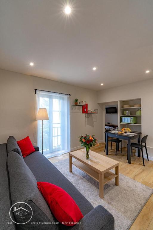 un salon avec un canapé et une table dans l'établissement Les vieilles tours Bellevue Parking, à Chambéry